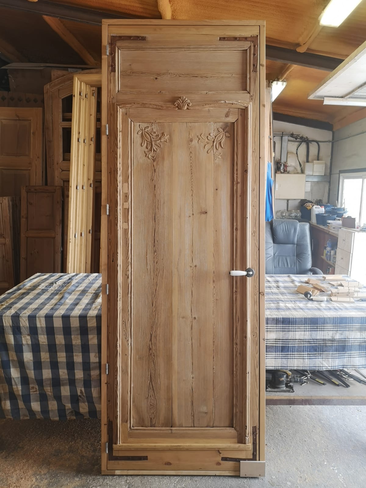 reutilización de puerta antigua para reforma de vivienda