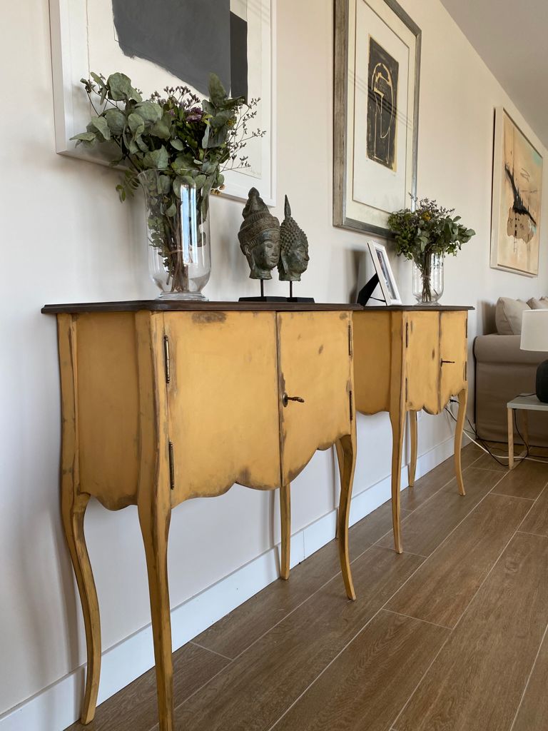 salón con muebles artesanales bohemian and Chic