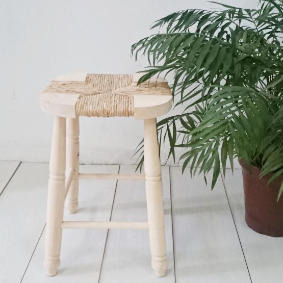 https://bohemianandchic.com/banquetas-y-taburetes/taburete-de-enea-natural 