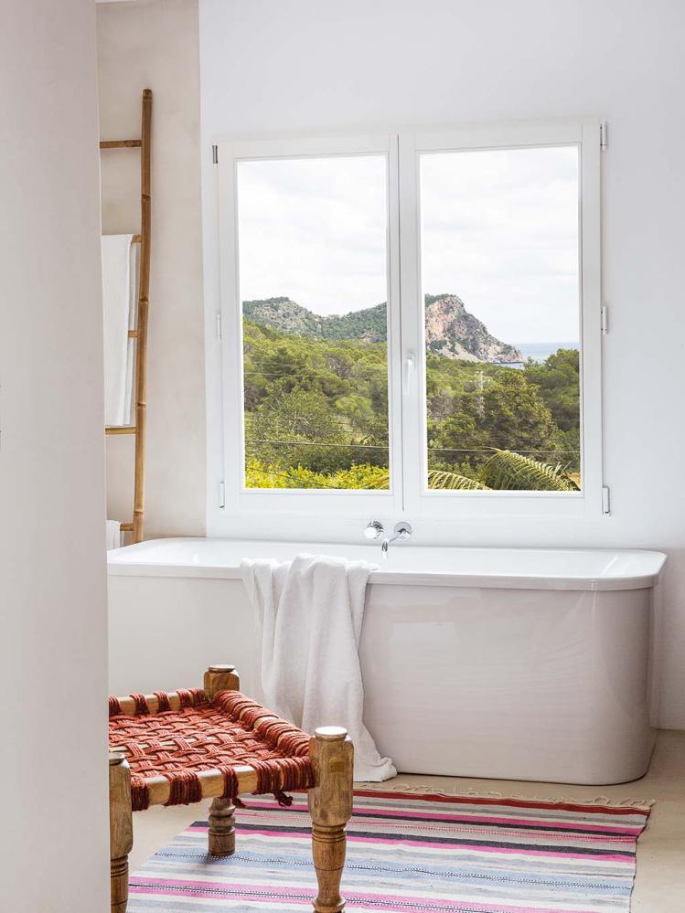 una casa en Ibiza con un estilo muy natural