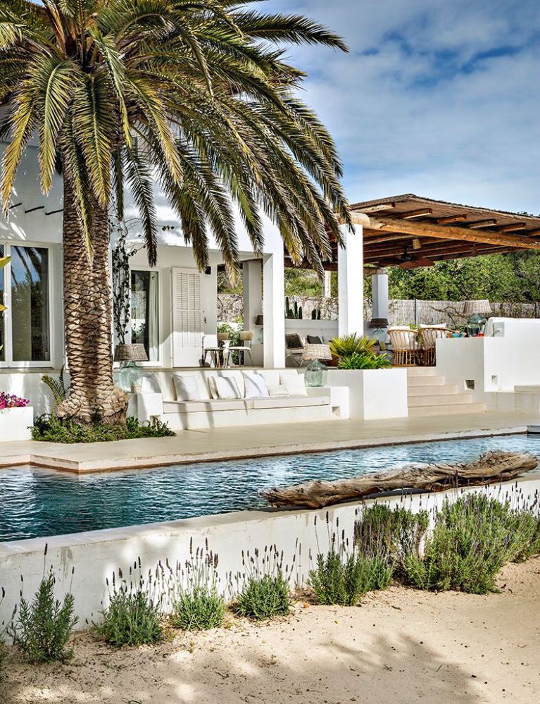 una casa en Ibiza con un estilo muy natural