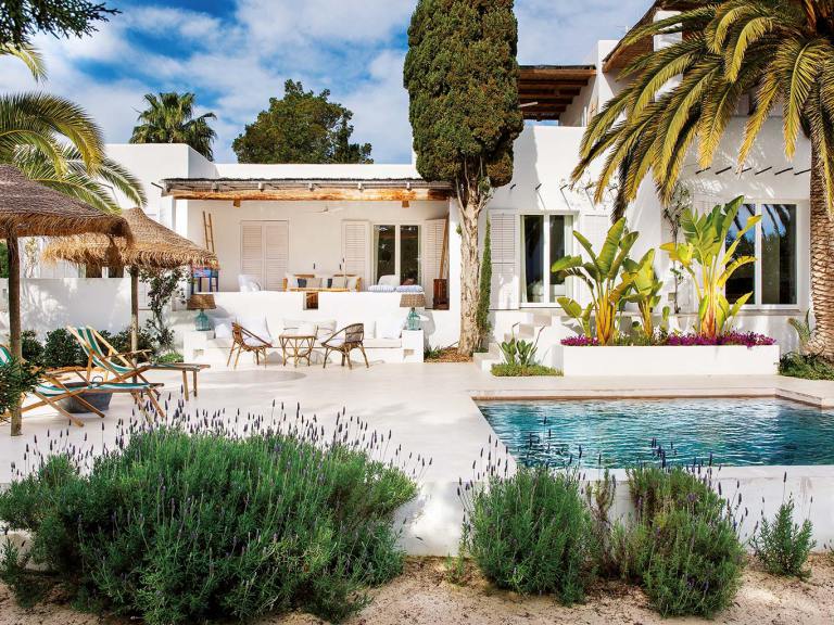 una casa en Ibiza con un estilo muy natural