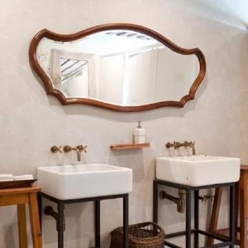 Baños decorados con espejos de otra época