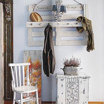 Cómo decorar una entrada pequeña con muebles y objetos recuperadas