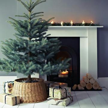 11 ideas para decorar la base del árbol de navidad con cestas