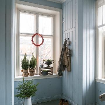 Una casa lista para recibir la Navidad decorada con piezas recuperadas