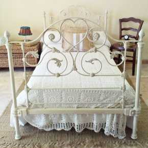 Antigua cama de forja estilo shabby