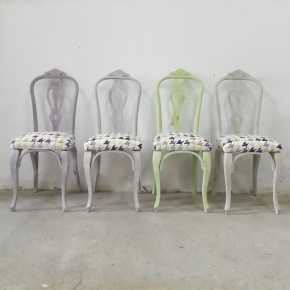 Cuatro sillas vintage en diferentes tonos pastel