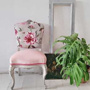 silla descalzadora vintage  terciopelo y flores