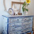Cómoda vintage estilo Luis XV en blanco y azul