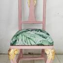 Antigua silla en rosa y oro