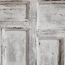 Cabecero rústico con puerta antigua en blanco decapado