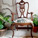 sillón antiguo tallado y tapizado selvático