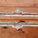 cabecero con puerta antigua en madera natural