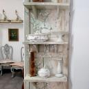 Estantería artesanal creada con puerta antigua 