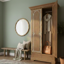 Armario creado con puertas antiguas talladas