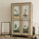 Armario artesanal dos puertas decoradas con motivos naturales