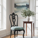 silla antigua de madera tallada en negro y tapizado floral