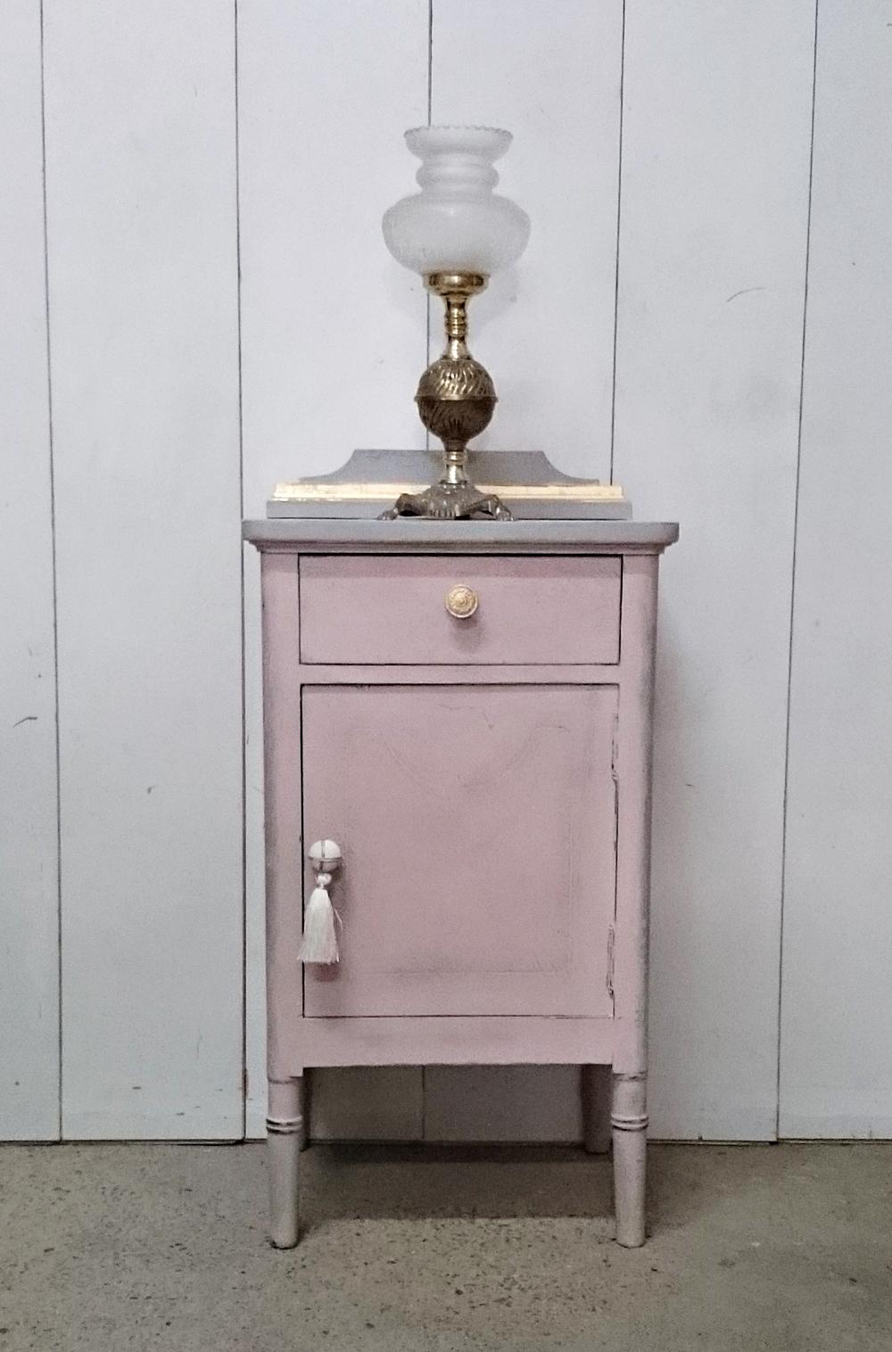 Mesita de noche en rosa y gris decapado | Tienda online de ...