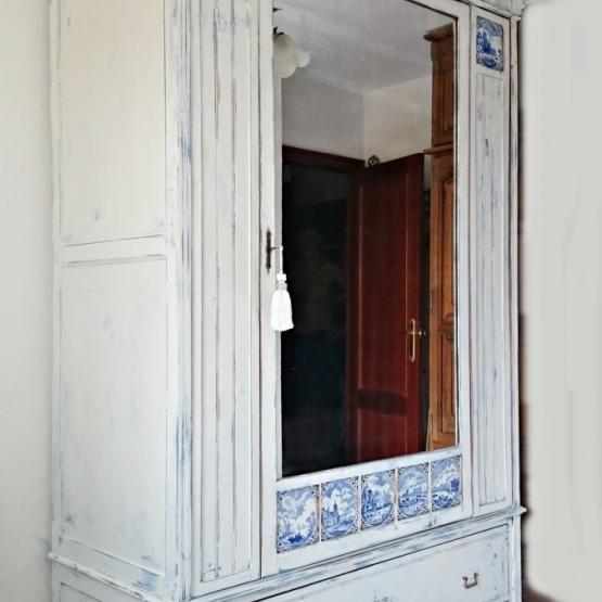Antiguo armario en blanco y azul decapado