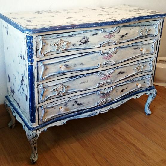Cómoda vintage estilo Luis XV en blanco y azul