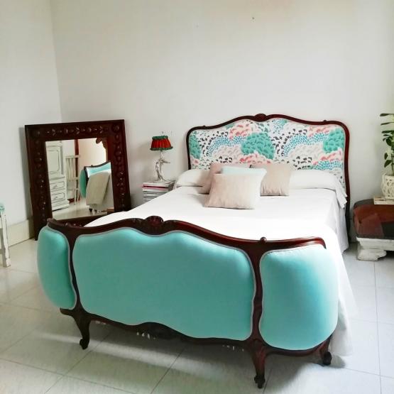 Antigua cama estilo Luis XV tapizada motivo oriental