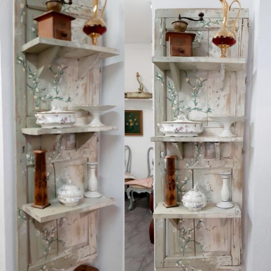 Estantería artesanal creada con puerta antigua 